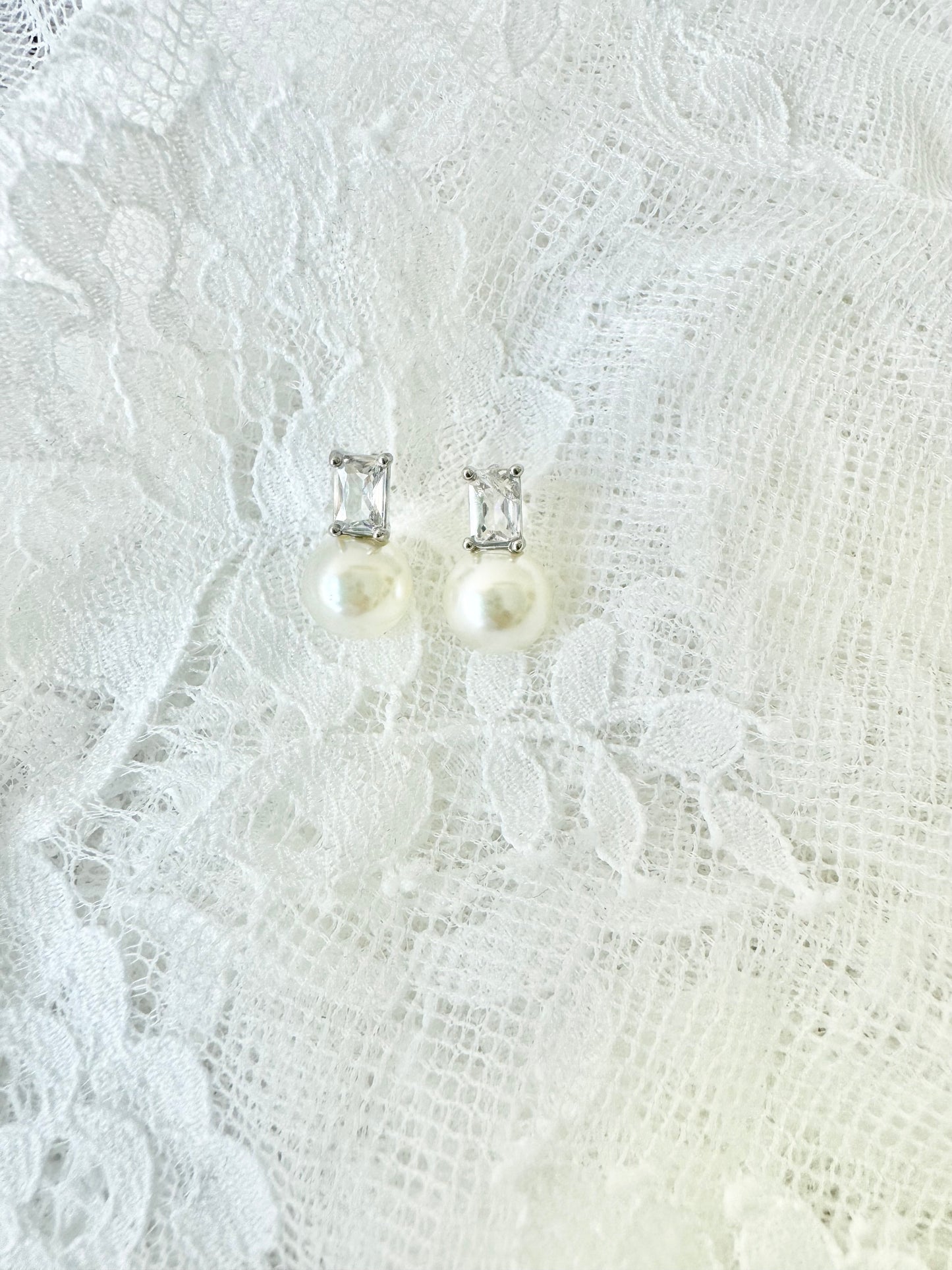 Calla Pearl Earrings