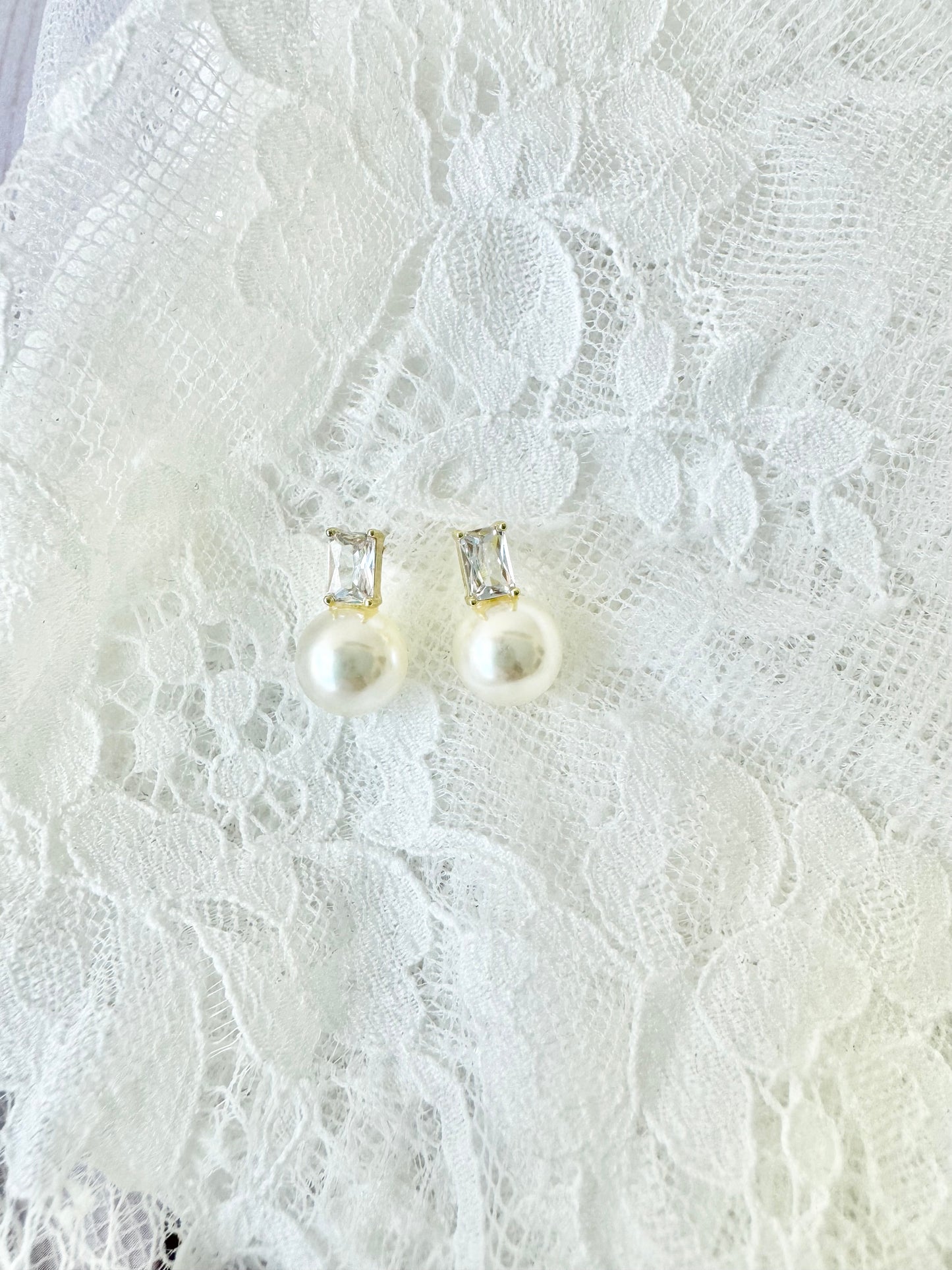 Calla Pearl Earrings