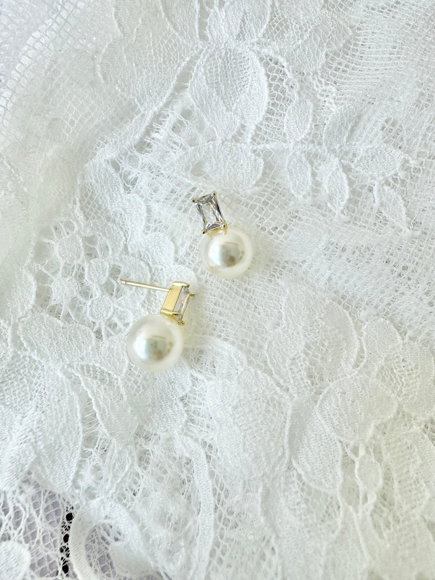 Calla Pearl Earrings