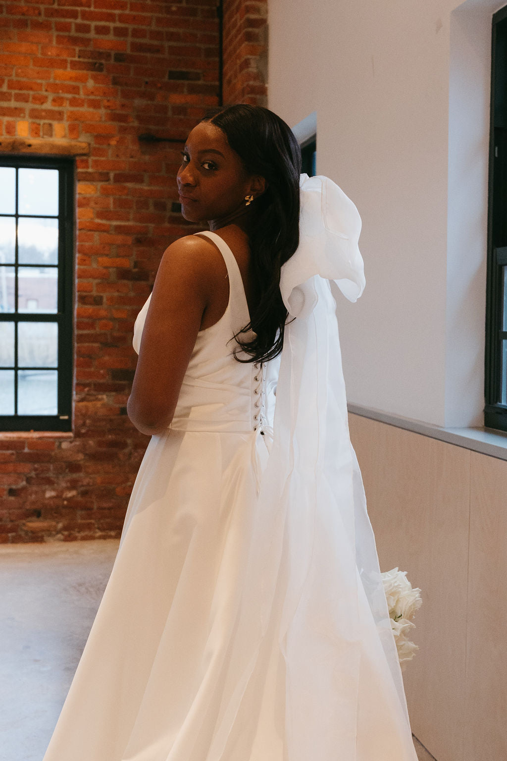 Bride wearing bow veil