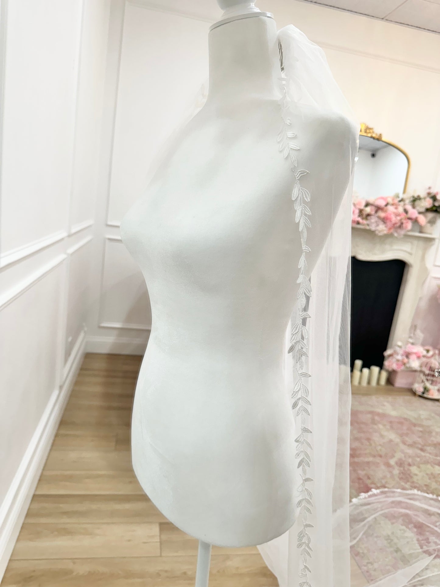 Olivia Leaf Trim Veil